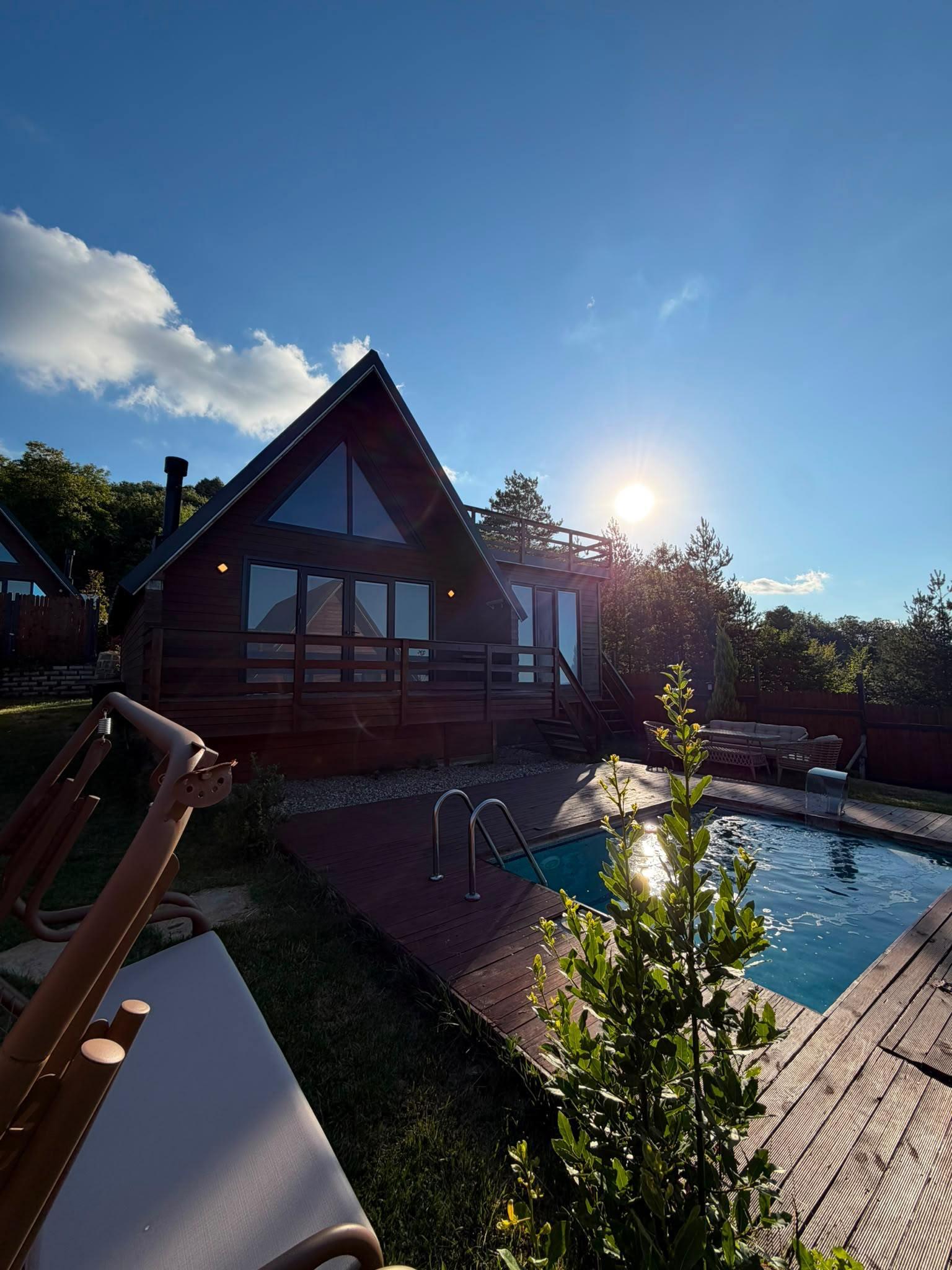 Sapanca bungalov — gün batımında havuz ve bahçe